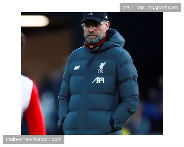 特写：卢顿边锋奥贝恩在右路突破后选择内切打门，而非传中